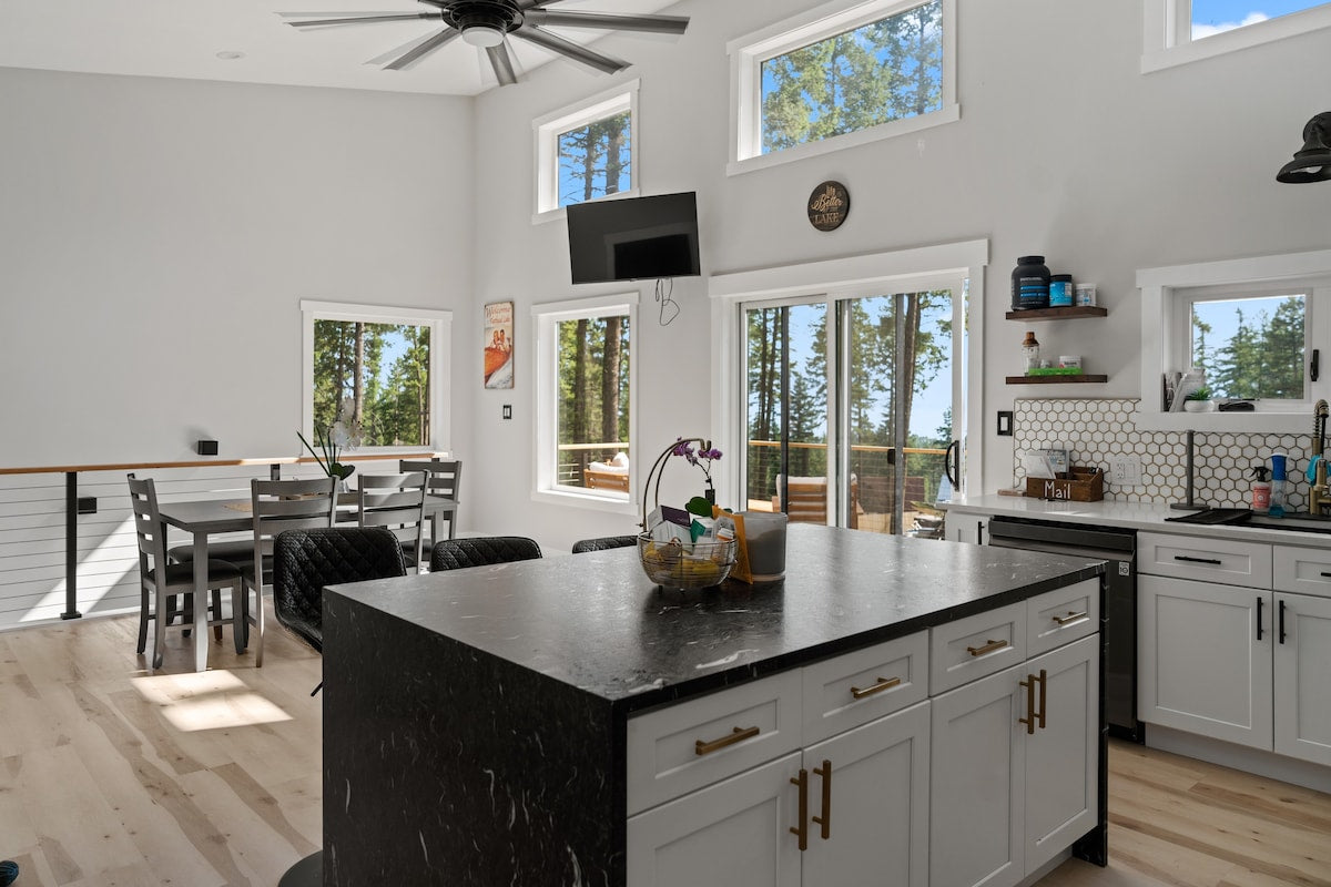 Luxe 3-Home Estate: Lake Views, Pool,Gym