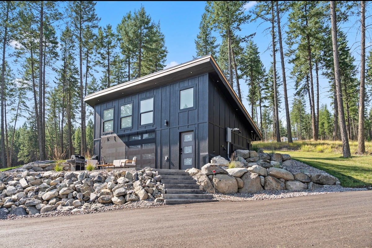 [The Lakeside House, 1 Bedroom + Loft / 1 Bathrooms (Studio)]